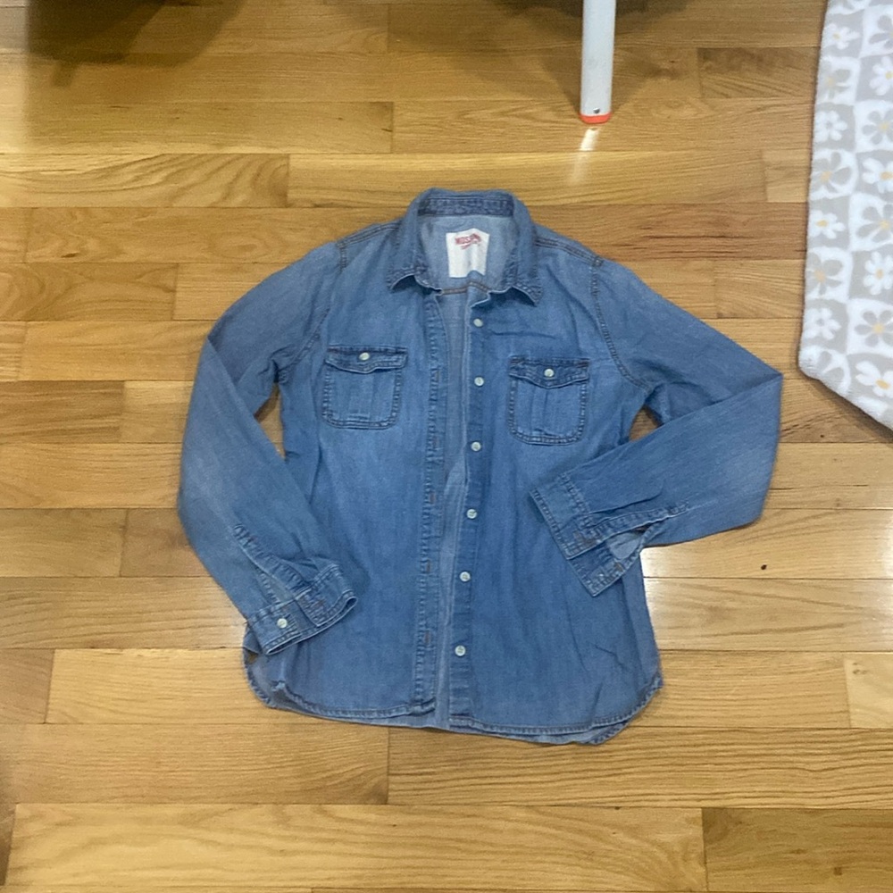 Mossimo size medium button up jean shirt super cute soft and comfy!